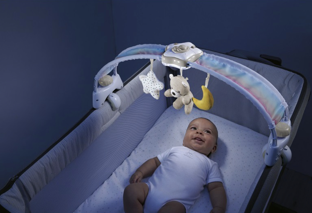 Chicco Rainbow Sky Interaktivní Čelenka Panel na Postýlku Neutrální